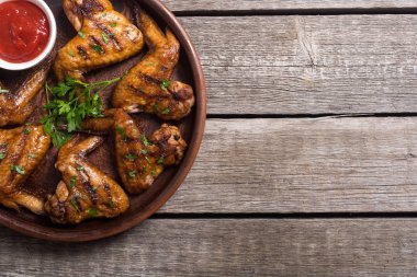 Sıcak Barbekü. Domates soslu tavuk kanadı ızgara. Barbekü gıda