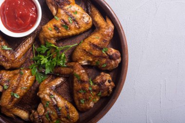 Sıcak Barbekü. Domates soslu tavuk kanadı ızgara. Barbekü gıda