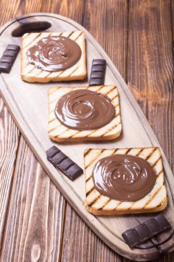 somun nuga krem sandviç çikolata ile