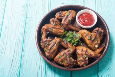 Sıcak Barbekü. Domates soslu tavuk kanadı ızgara. Barbekü gıda