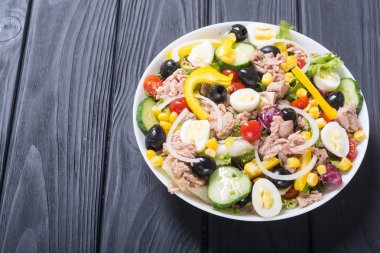 Ton balığı salatası sebze, yumurta ve zeytin. Sağlıklı gıda arka plan