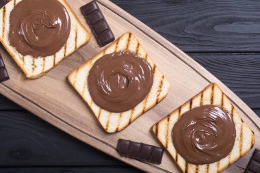 somun nuga krem sandviç çikolata ile