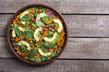 Bebek ıspanak salatası tatlı patates, nohut ve avokado. Vegan sağlıklı gıda