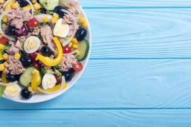 Ton balığı salatası sebze, yumurta ve zeytin. Sağlıklı gıda arka plan