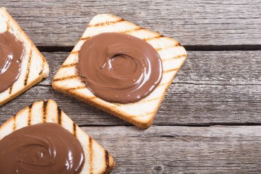 somun nuga krem sandviç çikolata ile