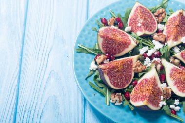 Peynir, roka, ceviz ve nar incir sonbahar salatası. Sağlıklı gıda