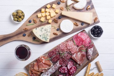 Peynir ve sosis: jambon, salam, jamon, camembert, brie, parmesan .