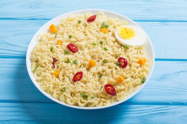 Şehriye kase chili biber, yumurta, soğan ve havuç ile