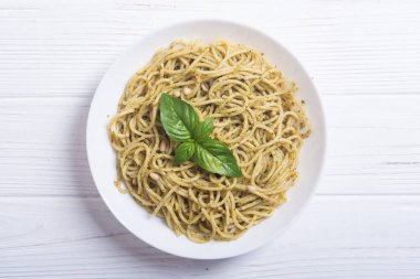 Makarna spagetti sosu pesto ile. İtalyan yemeği arka plan