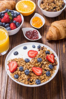 Sağlıklı kahvaltı. Granola yoğurt ve meyve, meyve suyu, reçel ve kahve