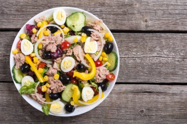 Ton balığı salatası sebze, yumurta ve zeytin. Sağlıklı gıda arka plan