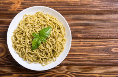 Makarna spagetti sosu pesto ile. İtalyan yemeği arka plan