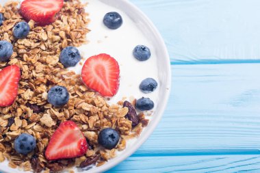 Yoğurt granola ve çilek (böğürtlen ve çilek ile )