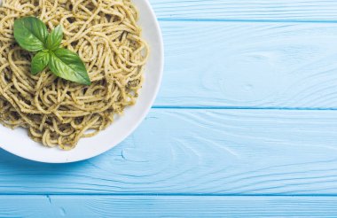 Makarna spagetti sosu pesto ile. İtalyan yemeği arka plan