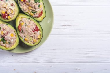 Salata sebze, maydanoz ve yumurta ile doldurulmuş avokado