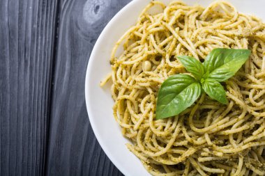 Makarna spagetti sosu pesto ile. İtalyan yemeği arka plan