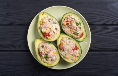 Salata sebze, maydanoz ve yumurta ile doldurulmuş avokado