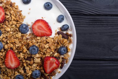 Yoğurt granola ve çilek (böğürtlen ve çilek ile )