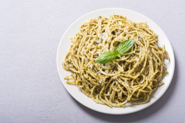 Makarna spagetti sosu pesto ile. İtalyan yemeği arka plan