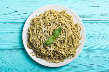 Makarna spagetti sosu pesto ile. İtalyan yemeği arka plan