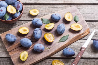 Ahşap masa üzerinde kase taze erik. Meyve arka plan