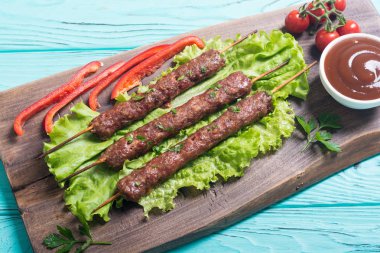 Beyaz geleneksel yemekleri. Şiş kebap veya lula-Kebap sebze ve sos ile