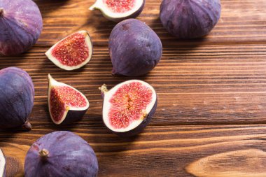 Sonbahar taze meyve incir. Rustik arka plan üzerinde sağlıklı gıda