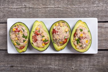 Salata sebze, maydanoz ve yumurta ile doldurulmuş avokado