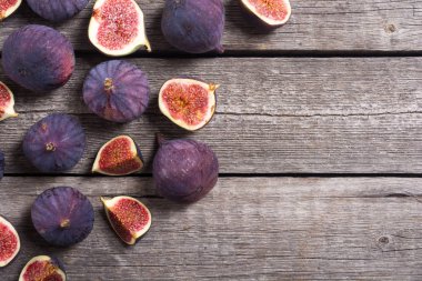 Sonbahar taze meyve incir. Rustik arka plan üzerinde sağlıklı gıda