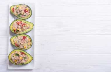 Salata sebze, maydanoz ve yumurta ile doldurulmuş avokado