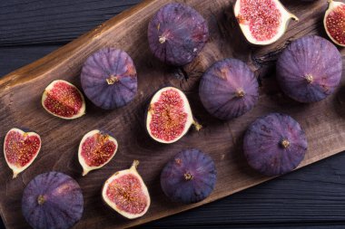 Sonbahar taze meyve incir. Rustik arka plan üzerinde sağlıklı gıda