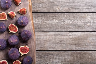 Sonbahar taze meyve incir. Rustik arka plan üzerinde sağlıklı gıda