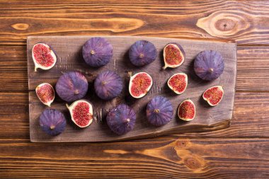 Sonbahar taze meyve incir. Rustik arka plan üzerinde sağlıklı gıda