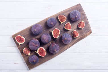 Sonbahar taze meyve incir. Rustik arka plan üzerinde sağlıklı gıda