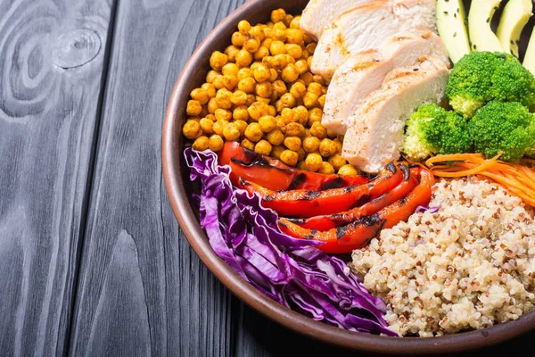 Buddha Bowl Met Avocado Kip Peper Quinoa Kikkererwten Gezonde Voeding — Stockfoto