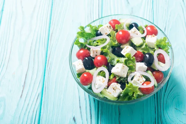 Ensalada Griega Verduras Frescas Comida Saludable Sobre Fondo Madera — Foto de Stock