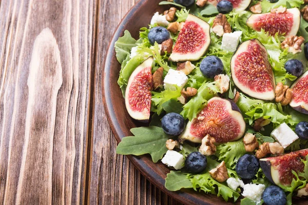 Feigen Salat Mit Käse Blaubeeren Walnüssen Und Rucola Gesunde Herbstkost — Stockfoto