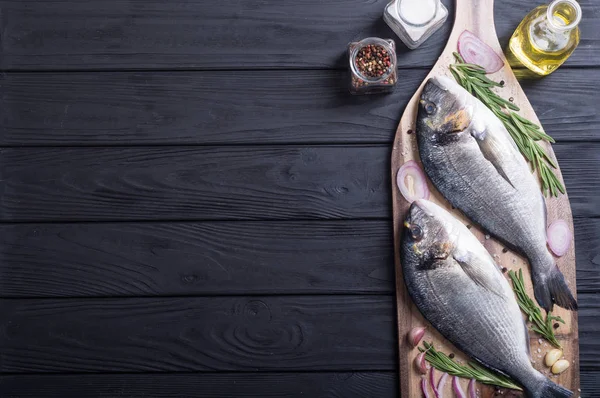Çiğ Dorado Balık Yemek Pişirmek Için Ingridient Deniz Ürünleri — Stok fotoğraf