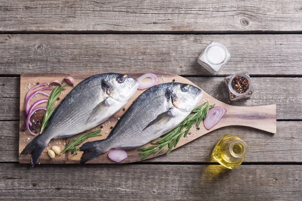 Çiğ dorado balık ve yemek pişirmek için ingridient. Deniz ürünleri