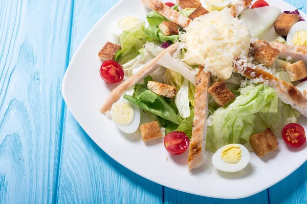Salat Mit Huhn Eiern Tomaten Und Croutons — Stockfoto