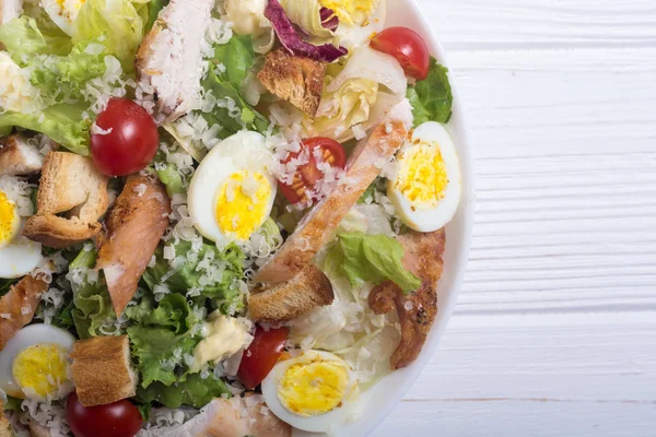 Cessar Salada Com Frango Ovos Tomates Croutons — Fotografia de Stock