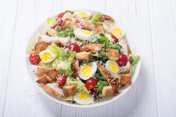 Cessar Salada Com Frango Ovos Tomates Croutons — Fotografia de Stock