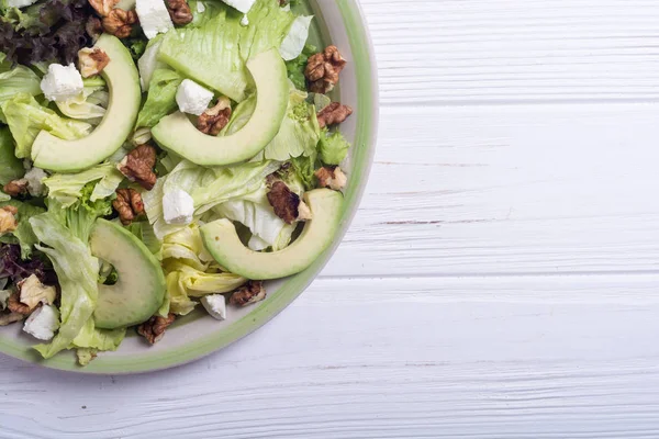 Sağlıklı salata avokado, ceviz ve peynir ile. Vegan gıda