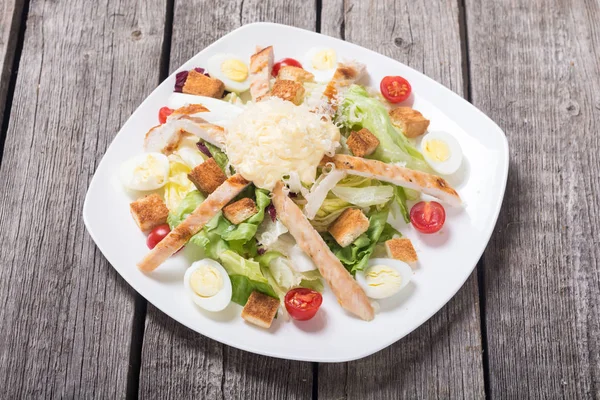 Cessar Salada Com Frango Ovos Tomates Croutons — Fotografia de Stock