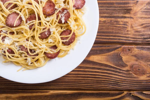 Esparguete Massa Com Salsichas Queijo Parmesão Comida Italiana — Fotografia de Stock