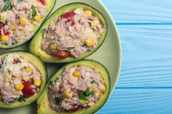 Salata sebze, maydanoz ve yumurta ile doldurulmuş avokado