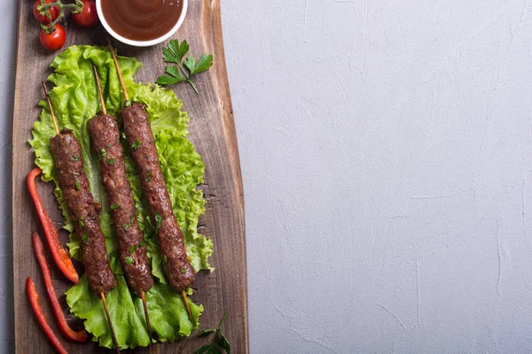 Kavkazská Tradiční Jídlo Šíš Kebab Nebo Lula Kebab Zeleninou Omáčkou — Stock fotografie