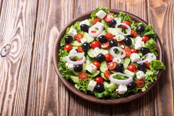 Ensalada Griega Verduras Frescas Comida Saludable Sobre Fondo Madera — Foto de Stock