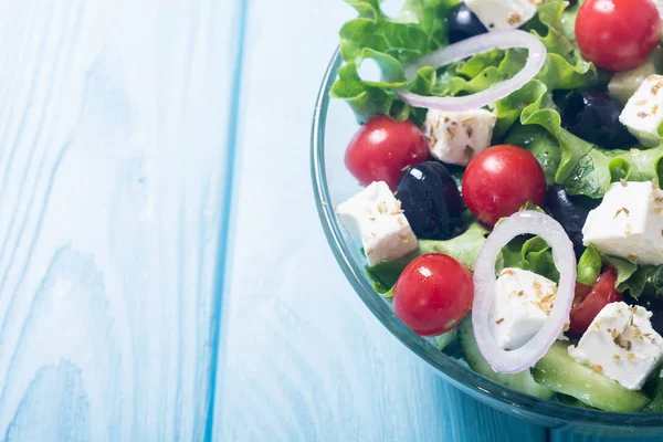 Ensalada Griega Verduras Frescas Comida Saludable Sobre Fondo Madera — Foto de Stock