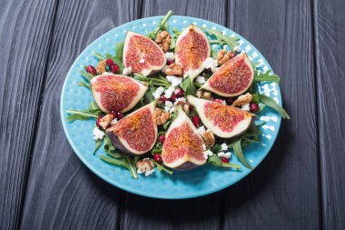 Peynir, roka, ceviz ve nar incir sonbahar salatası. Sağlıklı gıda